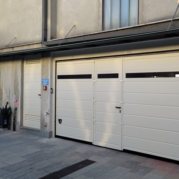 orta sezionale due doghe Urbino bianco RAL 9010/9016 con Adda e pedonale inserita