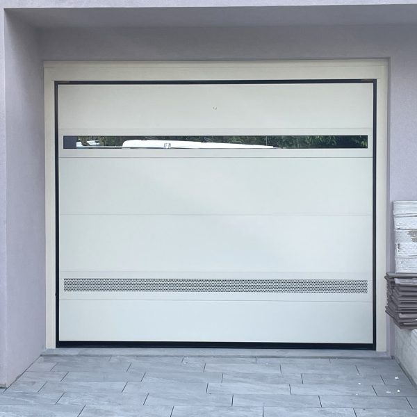Porta sezionale Modena monodoga RAL 1013, con sezione vetrata Adda ed areata