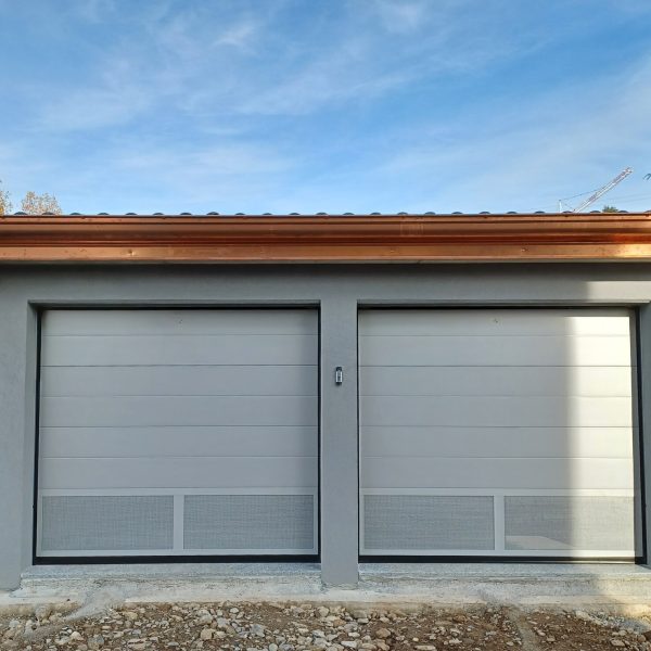 Porta sezionale modello Venezia, RAL 9006, con sezione Ticino microforata