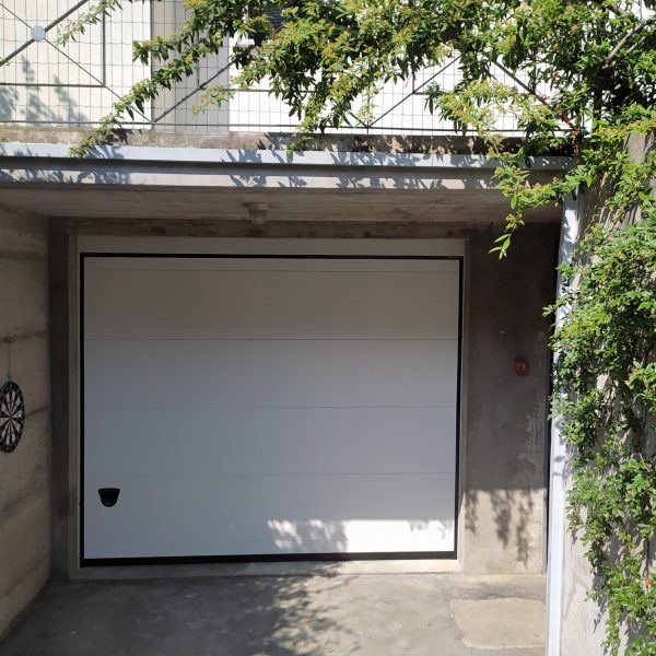 Porta sezionale modello Venezia due doghe liscio 9010
