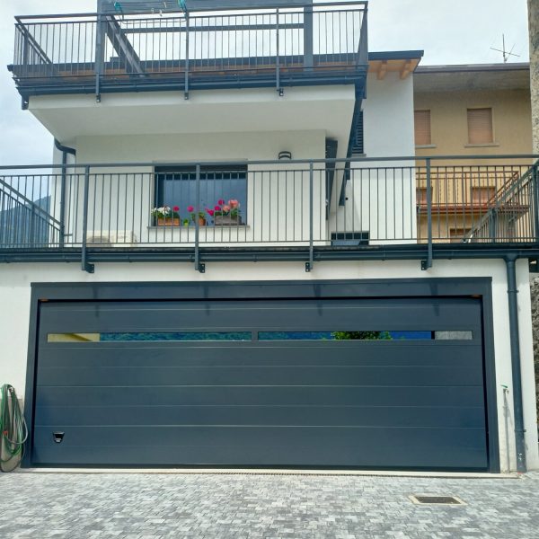 Venezia due doghe liscio RAL 7016 con Adda
