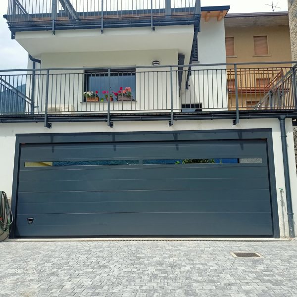 Venezia due doghe liscio RAL 7016 con Adda