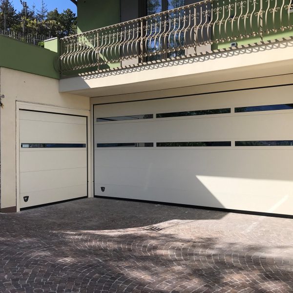 Porta sezionale Modena RAL 1013, con sezione Adda