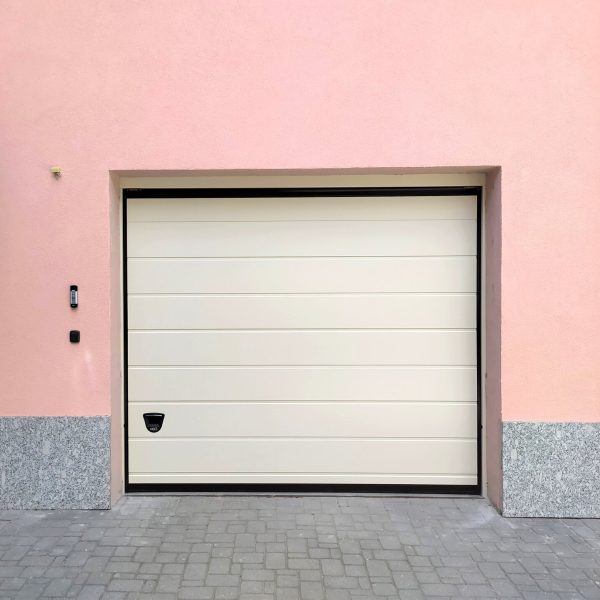 Porta sezionale Urbino RAL 1013, motorizzata con porta pedonale laterale
