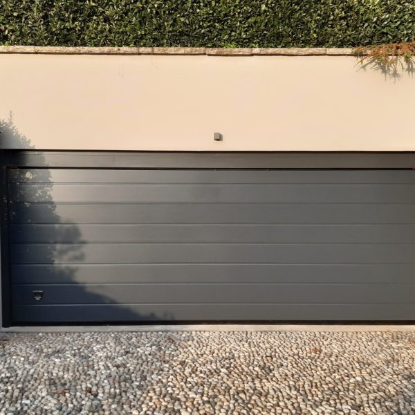Porta sezionale due doghe liscio Urbino, grigio RAL 7016, motorizzata