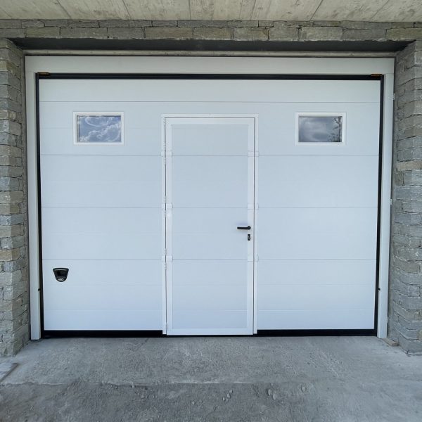 Porta sezionale modello Venezia bianco RAL 9010, con porta pedonale e oblò