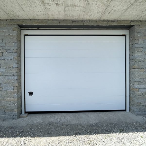 Porta sezionale modello Venezia bianco RAL 9010, con porta pedonale e oblò