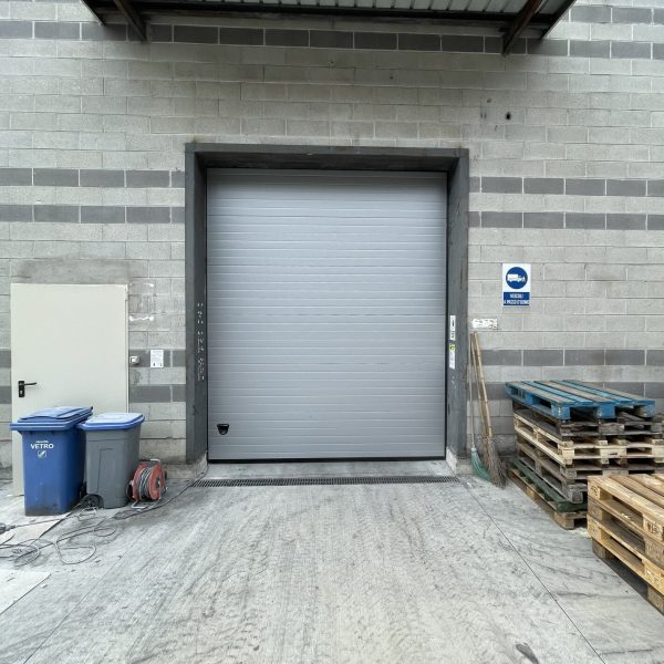 Porta sezionale industriale totalmente verticale, motorizzata