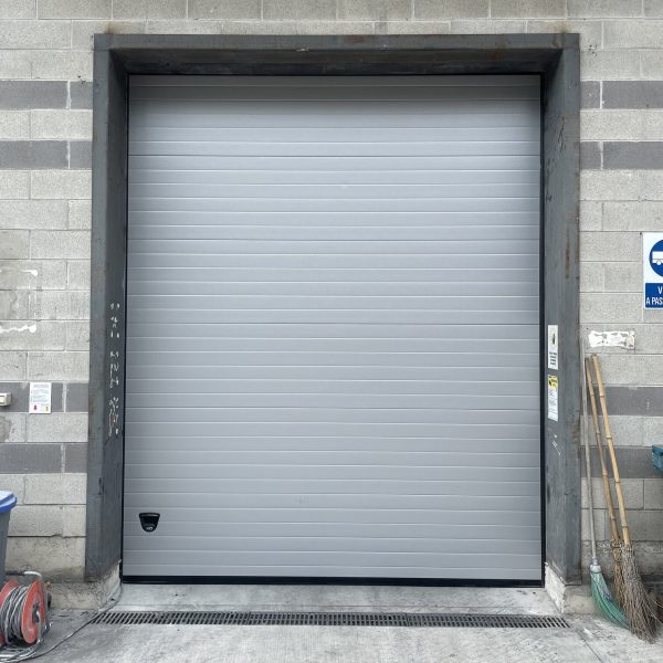 Porta sezionale industriale totalmente verticale, motorizzata