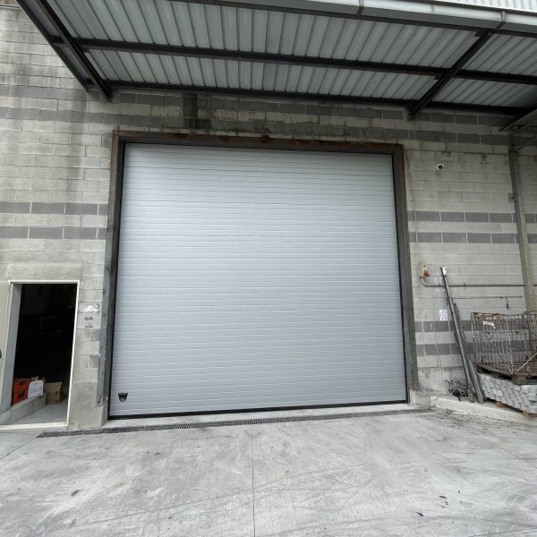 Porta sezionale industriale totalmente verticale, motorizzata