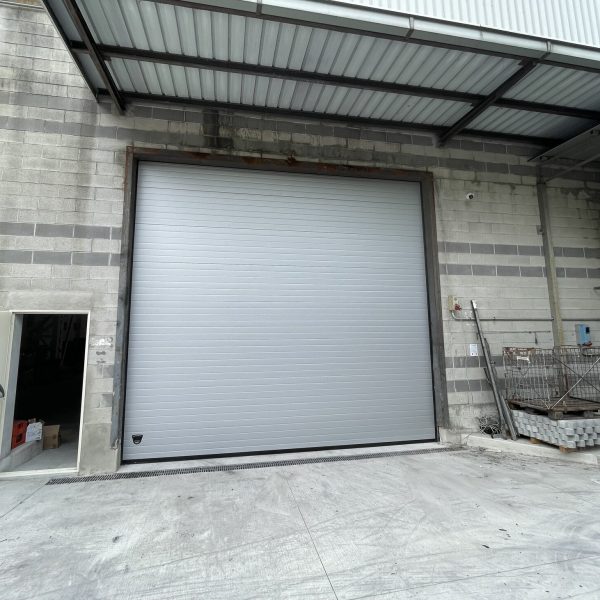 Porta sezionale industriale totalmente verticale, motorizzata