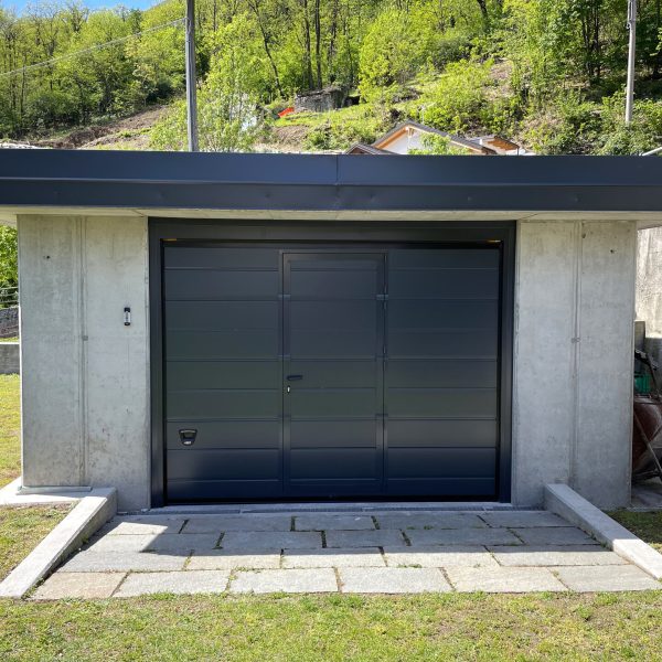 Porta sezionale modello Urbino, RAL 7016 con porta pedonale, motorizzata
