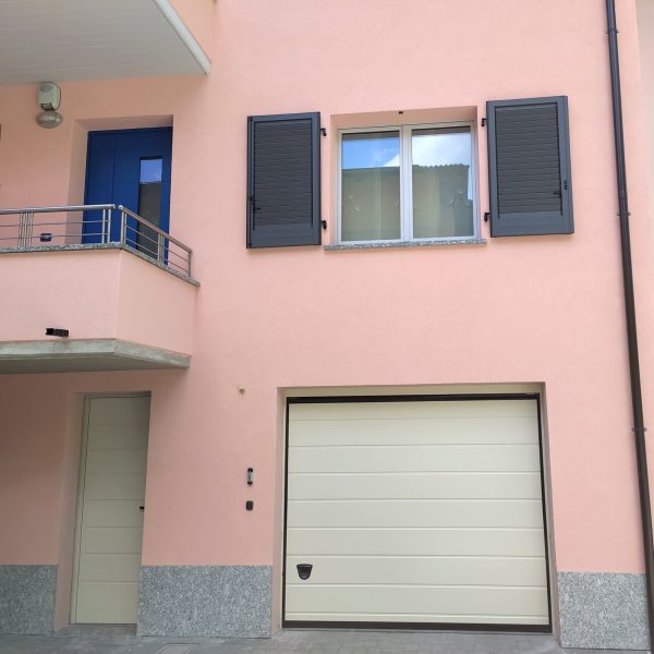 Porta sezionale Urbino RAL 1013, motorizzata con porta pedonale laterale