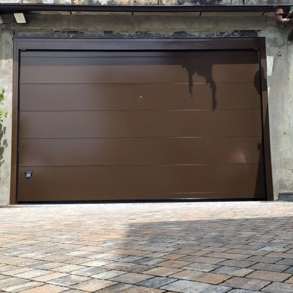 Porta sezionale modello Modena monodoga liscio verniciata marrone