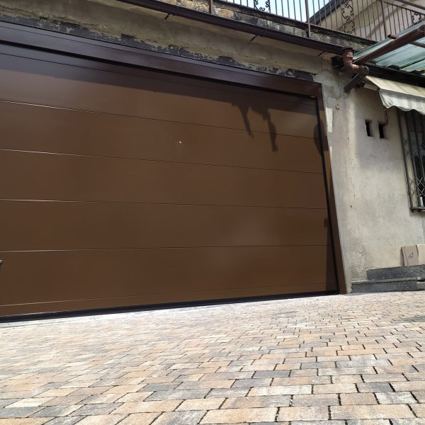 Porta sezionale modello Modena monodoga liscio verniciata marrone