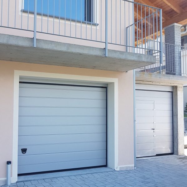 Porta sezionale residenziale modello Urbino due doghe liscio colore grigio RAL 9006 con porta pedonale inserita