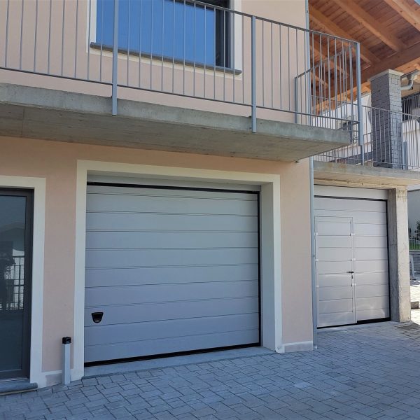 Porta sezionale residenziale modello Urbino due doghe liscio colore grigio RAL 9006 con porta pedonale inserita