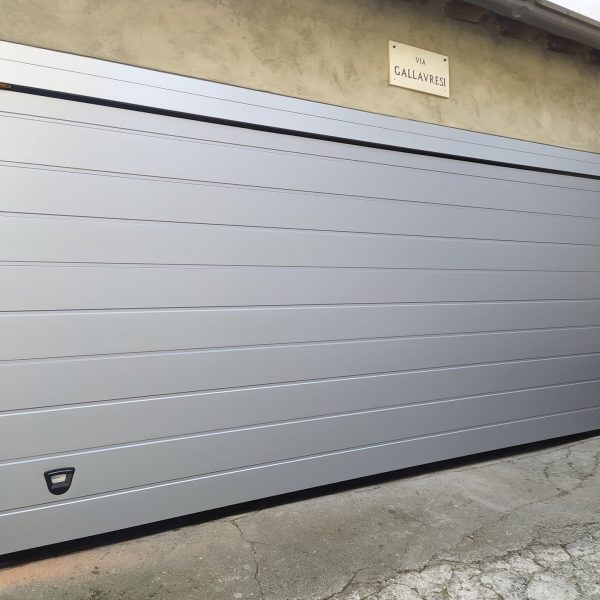 Porta sezionale residenziale modello Urbino due doghe liscio