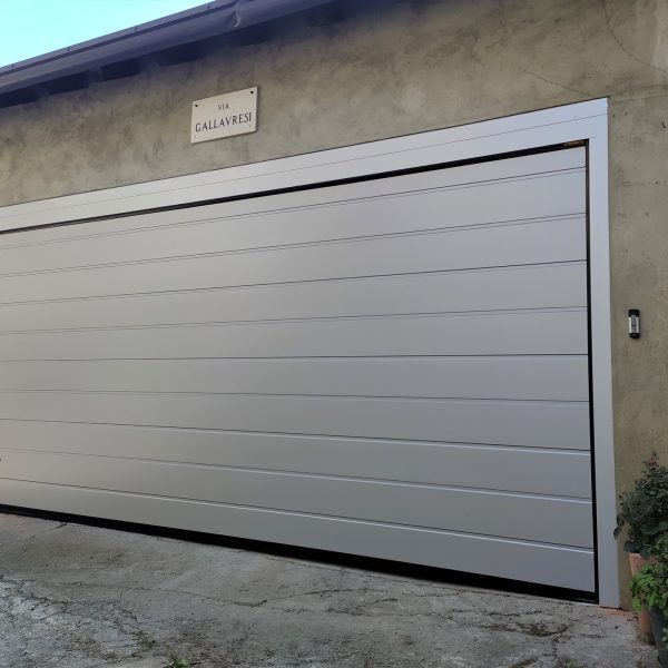 Porta sezionale residenziale modello Urbino due doghe liscio