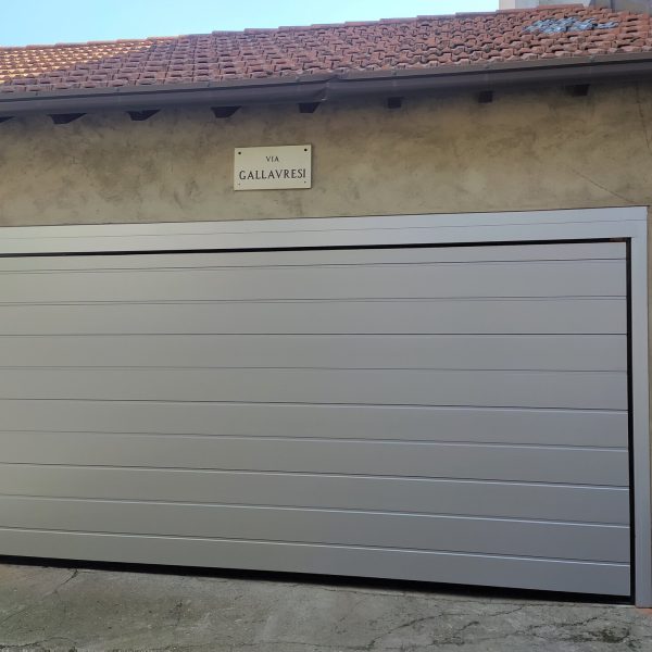 Porta sezionale residenziale modello Urbino due doghe liscio