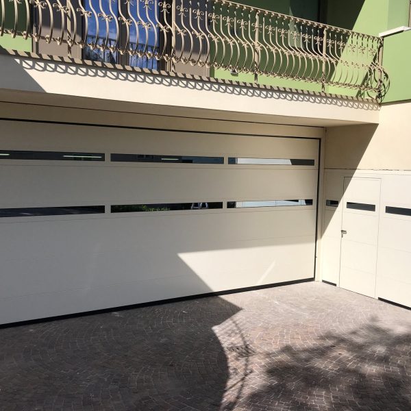 Porta sezionale Modena RAL 1013, con sezione Adda